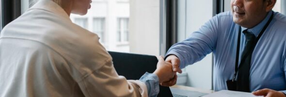 Pasos para encontrar tu primer empleo y destacar en entrevistas